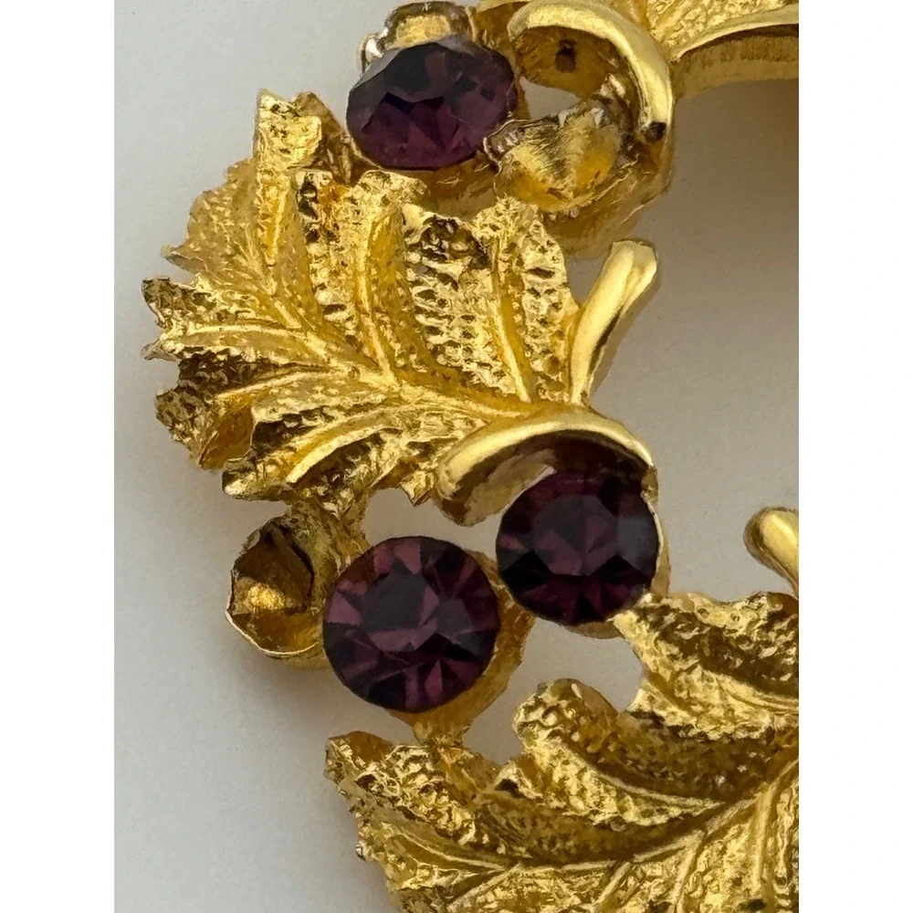 Vintage Trifari Signed Gold Tone Leaf Purple Rhinestone Wreath Brooch READ‎